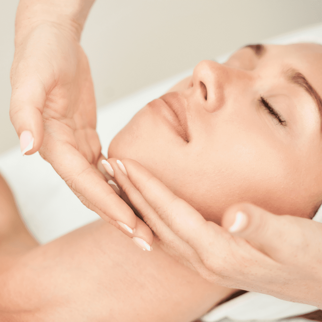 Massage liftant du visage à Angers